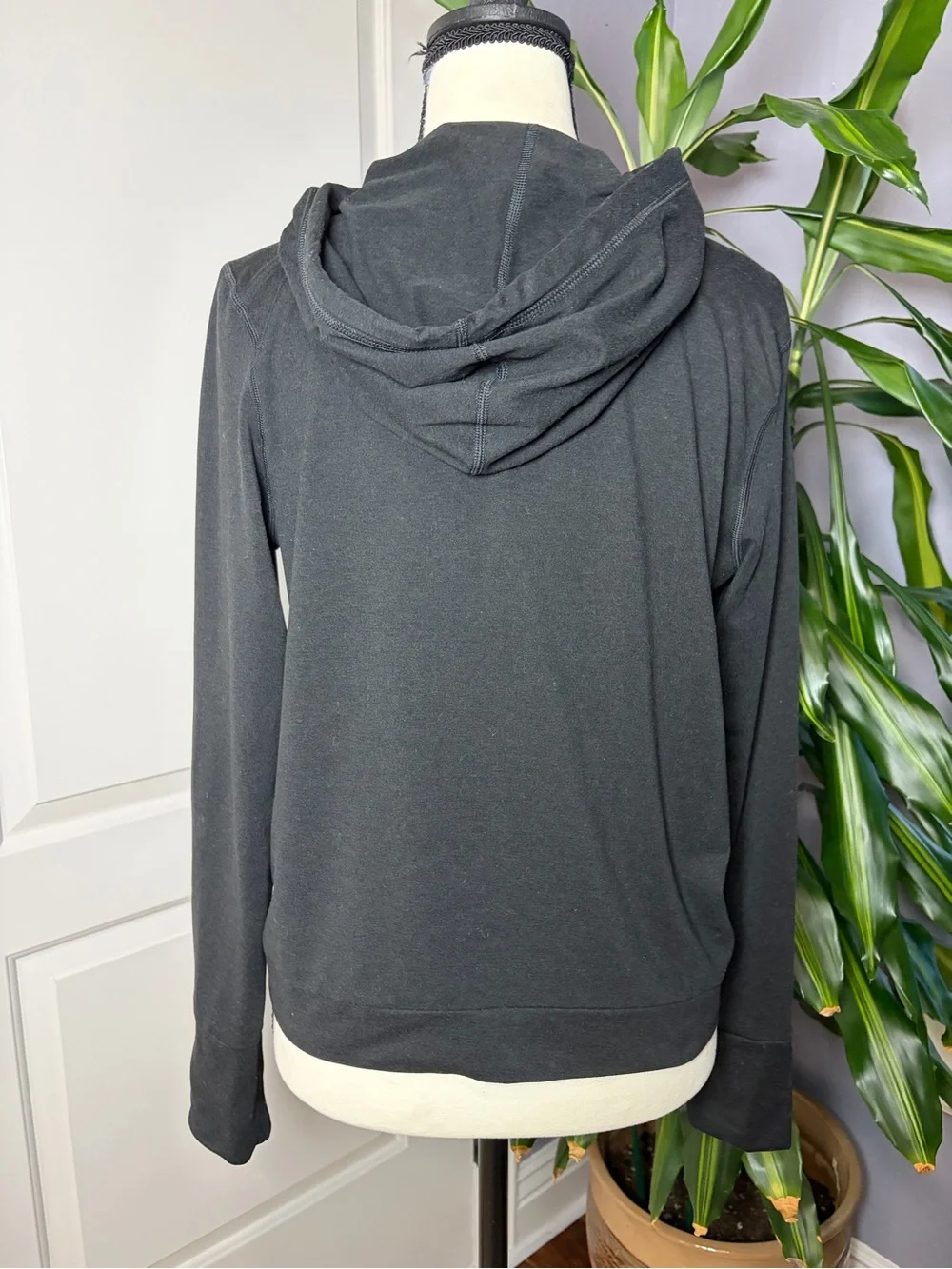 Vuori Halo Essential Hoodie Heathered Black Hooded Long-Sleeve Pullover Top